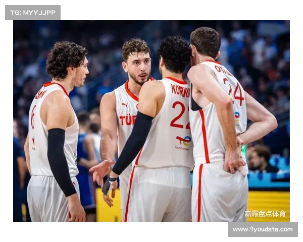 申京与亚当斯或卡佩拉搭档双内线效果突出,助力球队表现提升 申京与亚当斯或卡佩拉搭档双内线效果突出,助力球队表现提升